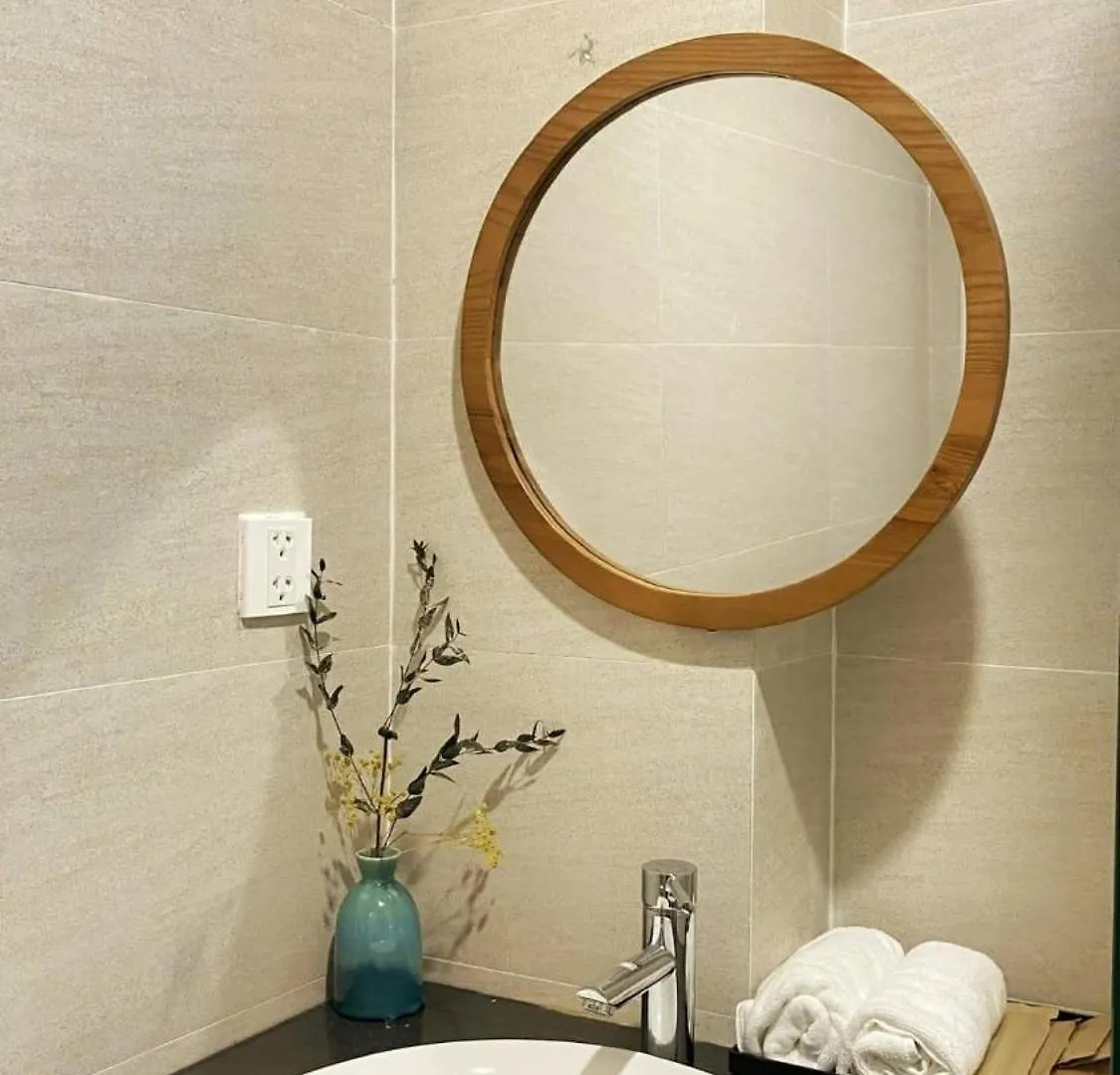 Lacovy Home הוי אן